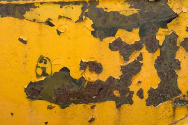 Çatlak boyalı paslı metal yüzeyin soyut arkaplanı. Turuncu boya çatlamış ve soyulmuş. Retro tarzı, duvar kağıdı, arka plan..
