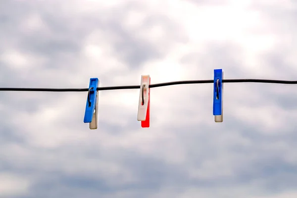 Una Clothesline Con Tre Mollette Vuote Contro Cielo Nuvoloso Tempestoso — Foto Stock