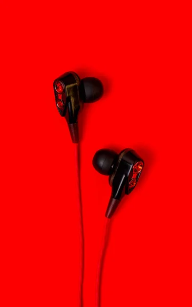 Ενσύρματα Ακουστικά Κενού Κόκκινο Φόντο — Φωτογραφία Αρχείου
