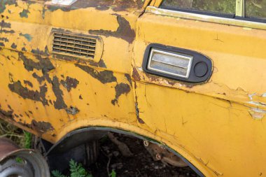 Eski bir arabanın parçası. Kullanılamayan araba deposu.