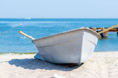 Kayıkçı. Eski rıhtımdaki sahil kıyısında bir kurtarma gemisi. Cankurtaran botu.