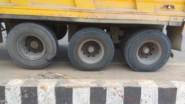 Lucknow, Hindistan - 13 Aralık 2020: Büyük bir nakliye aracının fotoğrafını çek. Mekanik mekanizmalı büyük kamyon lastikleri..