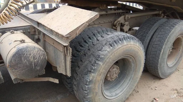 印度勒克瑙 2020年12月13日 大卡车运输的近照 装有机械的大卡车轮胎 — 图库照片
