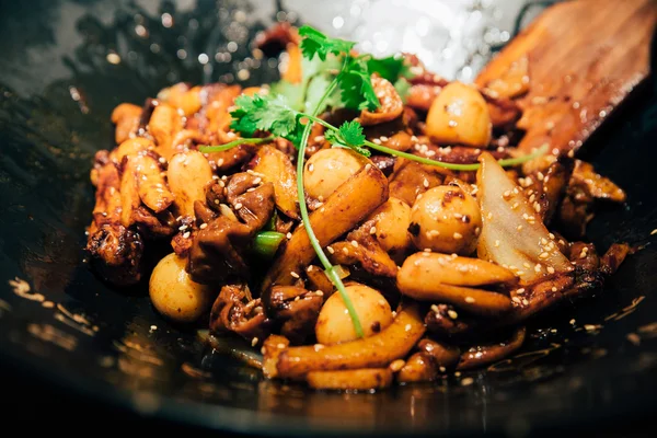 Cibo asiatico cinese. Carne di maiale agrodolce e patate con funghi . — Foto Stock