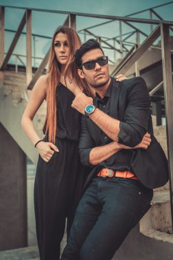 Merdivenleri oturan genç trendy erkek ve kadın modelleri. Moda stil