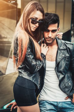 Genç moda erkek ve kadın modelleri modern Caddesi poz. Moda stil.