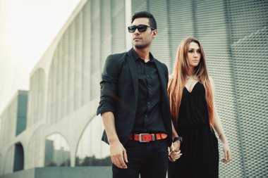 Genç moda erkek ve kadın modelleri modern Caddesi'nin yürür. Moda stil.