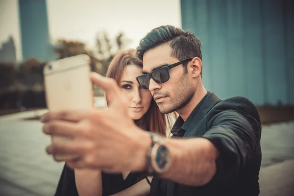 Pemuda trendi pria dan wanita model membuat selfie di jalan modern. Gaya Mode . — Stok Foto
