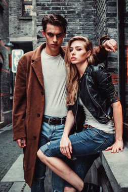 Genç moda erkek ve kadın tuğla duvar sokak poz