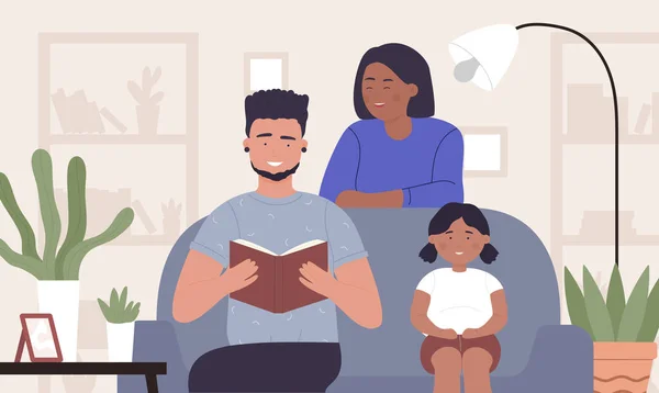 Padre que lee el libro para la familia, papá de la historieta, madre y niño que se sientan en el sofá acogedor, storytelling — Vector de stock