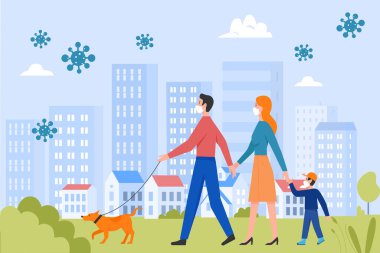 Yüz koruyucu maskeli aile üyeleri şehir parkında yürürler.