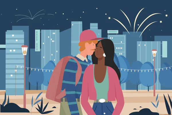 Coppia di persone a piedi nella città di notte, baciando e godendo moderno paesaggio urbano con fuochi d'artificio — Vettoriale Stock