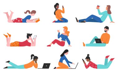 Mutlu insanlar sette oturur, genç kız ve erkek rahat vakit geçirir.