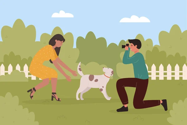 Foto de memória, amigos passam tempo no parque, fotógrafo fazendo foto de mulher e cachorro —  Vetores de Stock