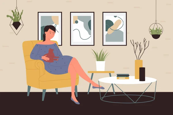Les gens passent du temps avec l'animal de compagnie à la maison, femme heureuse assise dans un fauteuil confortable avec chat — Image vectorielle
