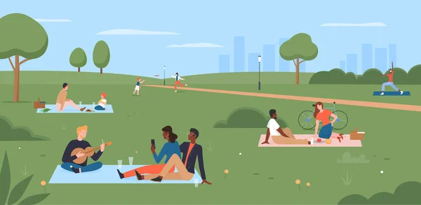 Mensen op de picknick in de zomer stadspark, gelukkig gezin zit op deken, picknick eten — Stockvector