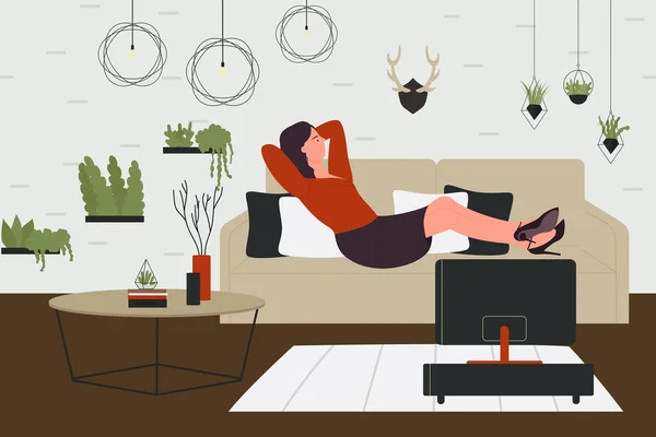 Mulher deitada no sofá em casa sala de estar interior, assistindo tv após o trabalho ou no fim de semana —  Vetores de Stock