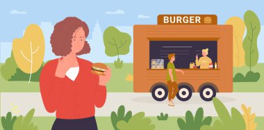 Fast food kamyonu, insanlar hamburger yer, alır, şehir parkındaki açık kafe dükkanının yanında durur.