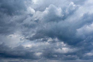 Güney İspanya 'da dramatik fırtına bulutlarıyla dolu karamsar gökyüzü, hava, iklim veya atmosferik arkaplan ve dramatik bir etki gerektiren yaratıcı projeler için mükemmel.