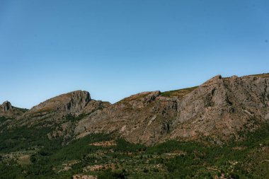 Güney İspanya 'da berrak bir mavi gökyüzü altında sersemletici kayalık dağ sıraları, doğa, seyahat ve macera temaları için ideal. Geçmişler, bloglar ya da seyahat ilhamı için mükemmel.
