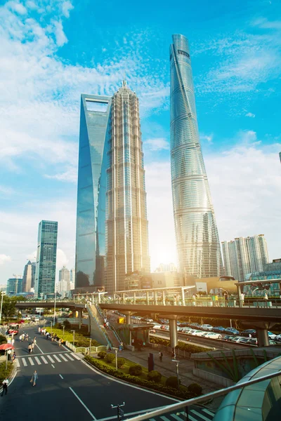 Shanghai şehir scape günbatımı zamanında. Modern çevre.