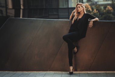 Modern mimari ortamında poz güzel genç model kadın.