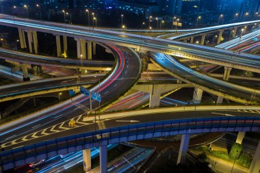 Modern şehir trafik yol geceleri. Ulaştırma Kavşağı.