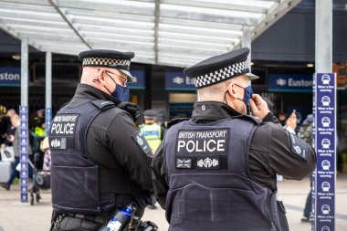 Euston İstasyonu, Londra, İngiltere, Ekim 2020: Yüz maskesi takan İngiliz ulaşım polisi