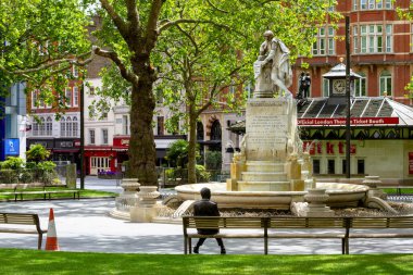 Londra, İngiltere, Mayıs 2020: Bay Bean ıssız Leicester Meydanı 'nda tek başına