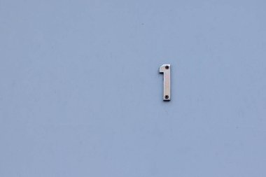 Biri metal rakamlı.