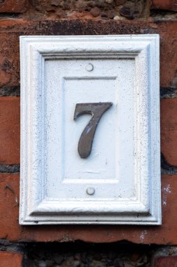Beyaz ahşap çerçeveli 7 numara.