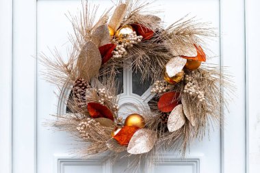 Soluk bronz elementli modern Noel çelengi