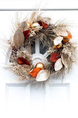 Soluk bronz elementli modern Noel çelengi