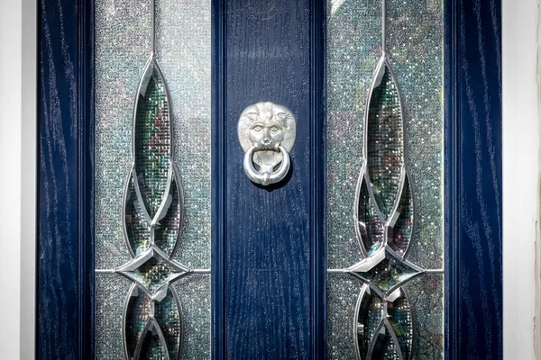 Köle aslanın kafası kapı tokmağı olarak ağzında yüzük tutuyor.