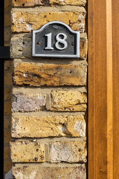 Gün ışığında 18 numaralı ev.