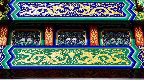 Altın ejderhaları gösteren Çin Mahallesi, Londra, İngiltere kapılarının detayları