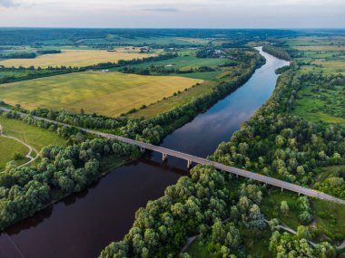 Köprü ve ekin tarlaları olan geniş nehrin havadan görünüşü