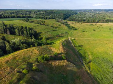 Tozlu yolun yakınındaki Plato Hill 'in hava manzarası