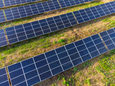Sahadaki güneş panelleri. Tarlada güneş tarlası. Güneş panelleri çiftçilik