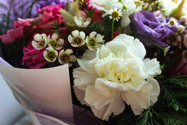 Güzel bir bahar çiçeği buketi. Çiçekçinin işi bu. Romantik bir kavram. Kapatın. Bahar bayrağı. Paskalya ve bahar tebrik kartı. Kadın günü konsepti. Metin için kopyalama alanı.