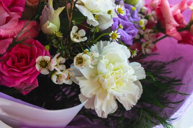 Güzel bir bahar çiçeği buketi. Çiçekçinin işi bu. Romantik bir kavram. Kapatın. Bahar bayrağı. Paskalya ve bahar tebrik kartı. Kadın günü konsepti. Metin için kopyalama alanı.