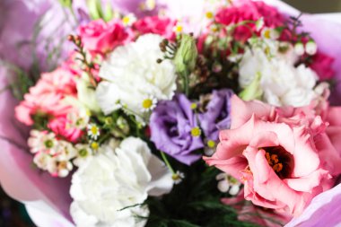 Güzel bir bahar çiçeği buketi. Çiçekçinin işi bu. Romantik bir kavram. Kapatın. Bahar bayrağı. Paskalya ve bahar tebrik kartı. Kadın günü konsepti. Metin için kopyalama alanı.