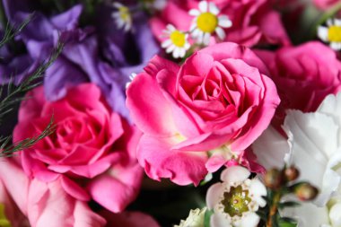 Güzel bir bahar çiçeği buketi. Çiçekçinin işi bu. Romantik bir kavram. Kapatın. Bahar bayrağı. Paskalya ve bahar tebrik kartı. Kadın günü konsepti. Metin için kopyalama alanı.