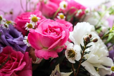 Güzel bir bahar çiçeği buketi. Çiçekçinin işi bu. Romantik bir kavram. Kapatın. Bahar bayrağı. Paskalya ve bahar tebrik kartı. Kadın günü konsepti. Metin için kopyalama alanı.