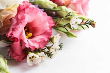 Güzel bir bahar çiçeği buketi. Çiçekçinin işi. Romantik bir kavram. Kapatın. Bahar bayrağı. Paskalya ve bahar tebrik kartı. Kadın günü konsepti. Metin için kopyalanma alanı. Sevgililer Günü