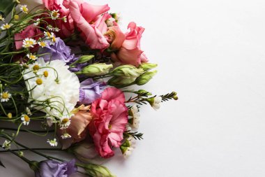 Güzel bir bahar çiçeği buketi. Çiçekçinin işi. Romantik bir kavram. Kapatın. Bahar bayrağı. Paskalya ve bahar tebrik kartı. Kadın günü konsepti. Metin için kopyalanma alanı. Sevgililer Günü