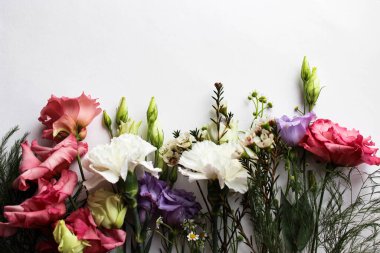 Güzel bir bahar çiçeği buketi. Çiçekçinin işi. Romantik bir kavram. Kapatın. Bahar bayrağı. Paskalya ve bahar tebrik kartı. Kadın günü konsepti. Metin için kopyalanma alanı. Sevgililer Günü