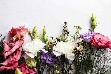 Güzel bir bahar çiçeği buketi. Çiçekçinin işi. Romantik bir kavram. Kapatın. Bahar bayrağı. Paskalya ve bahar tebrik kartı. Kadın günü konsepti. Metin için kopyalanma alanı. Sevgililer Günü