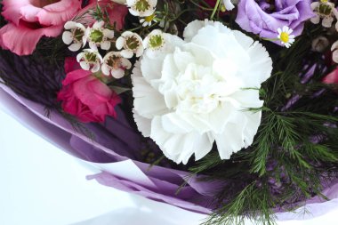 Güzel bir bahar çiçeği buketi. Çiçekçinin işi. Romantik bir kavram. Kapatın. Bahar bayrağı. Paskalya ve bahar tebrik kartı. Kadın günü konsepti. Metin için kopyalanma alanı. Sevgililer Günü