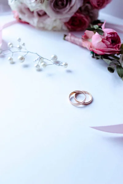 Розовые Цветы Жемчужные Украшения Два Золотых Обручальных Кольца Белом Фоне — стоковое фото